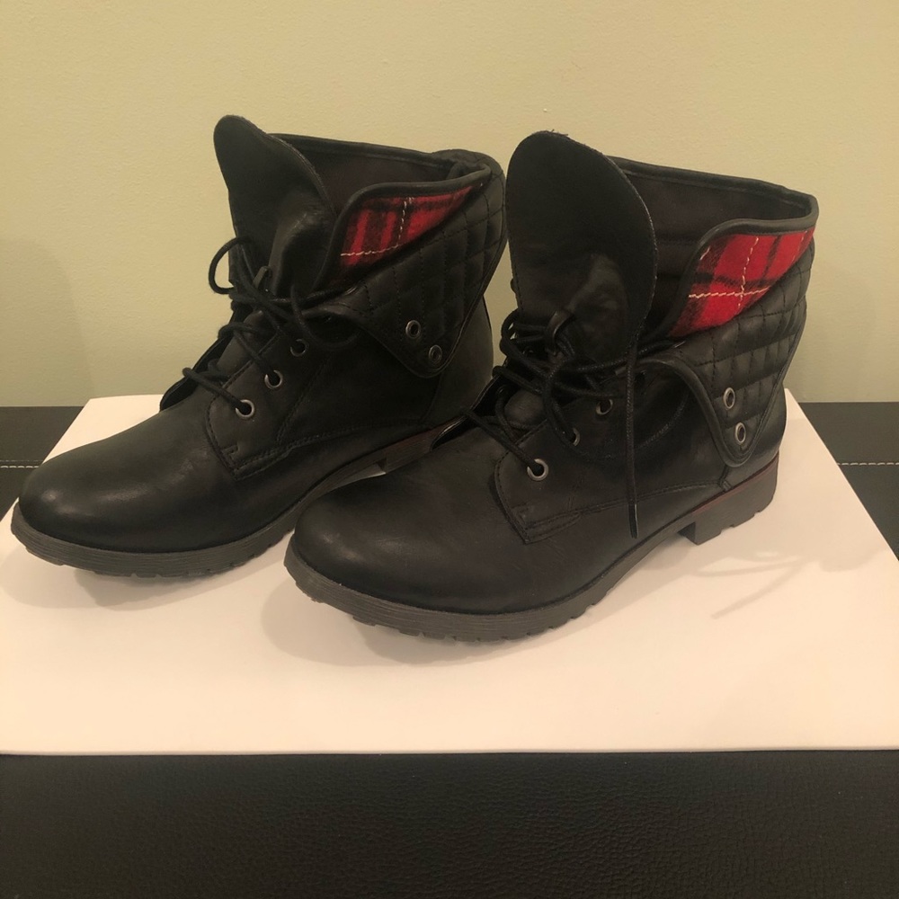 Size 10 black roll top boots with plaid
